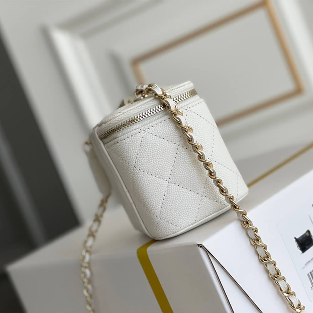 Chanel chain cosmetic bag - Image 3