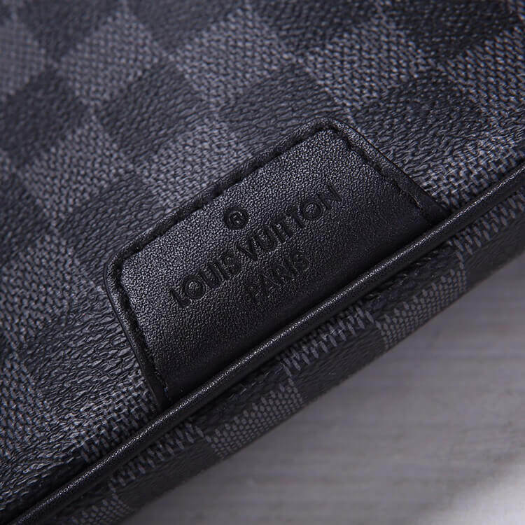 LV Discovery Bumbag - Image 4