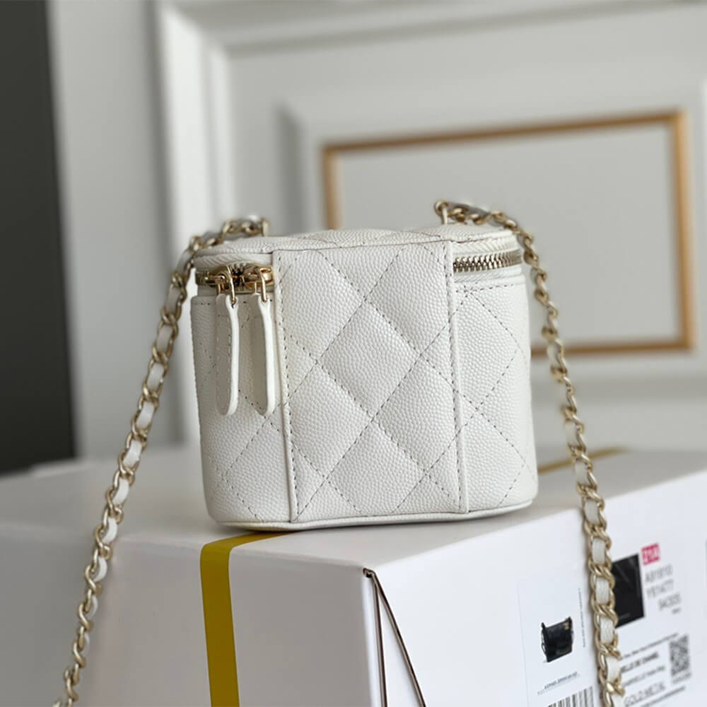 Chanel chain cosmetic bag - Image 4