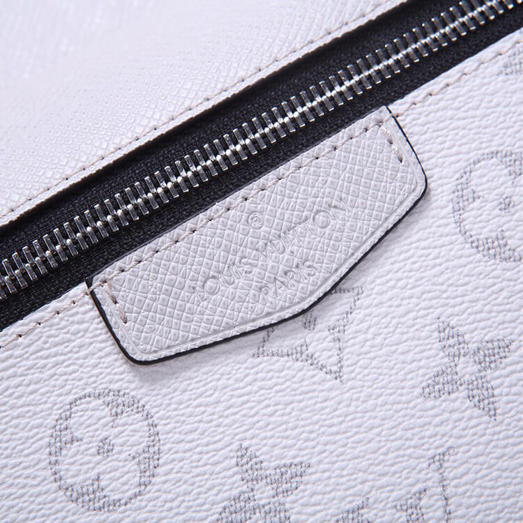 LV Outdoor Messenger - Image 5