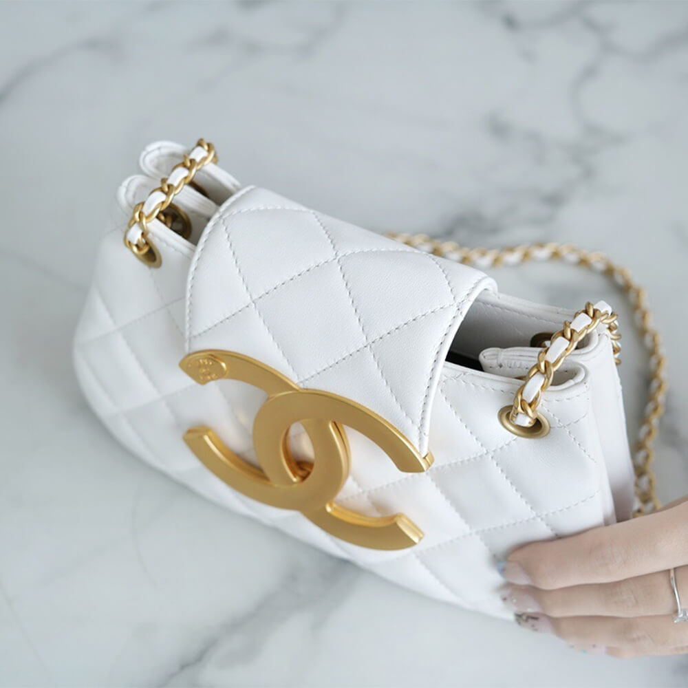 CHANEL Logo Round underarm bag - Image 5