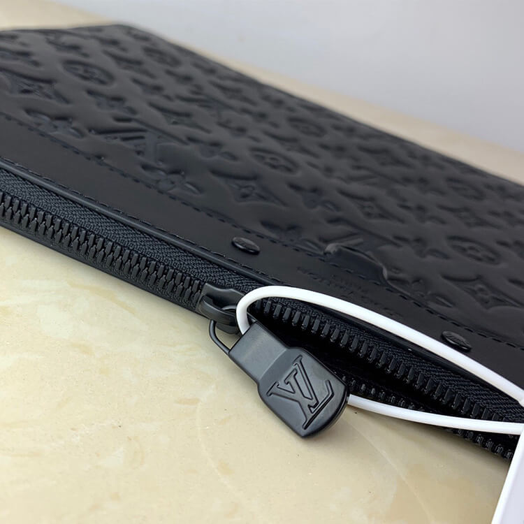 Black hardware LV Discovery Pochette - Image 5