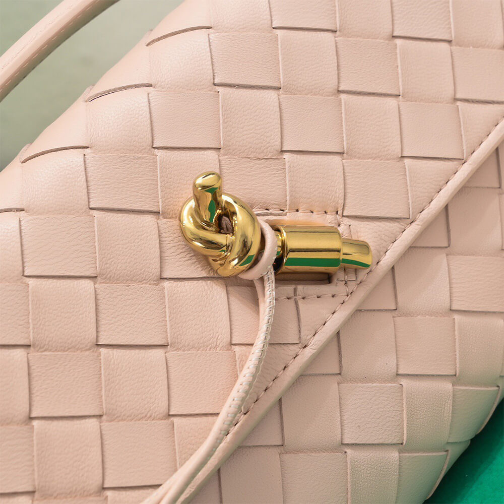 Powder pink Bottega Veneta Andiamo Clutch (Best
GRADE) - Image 6