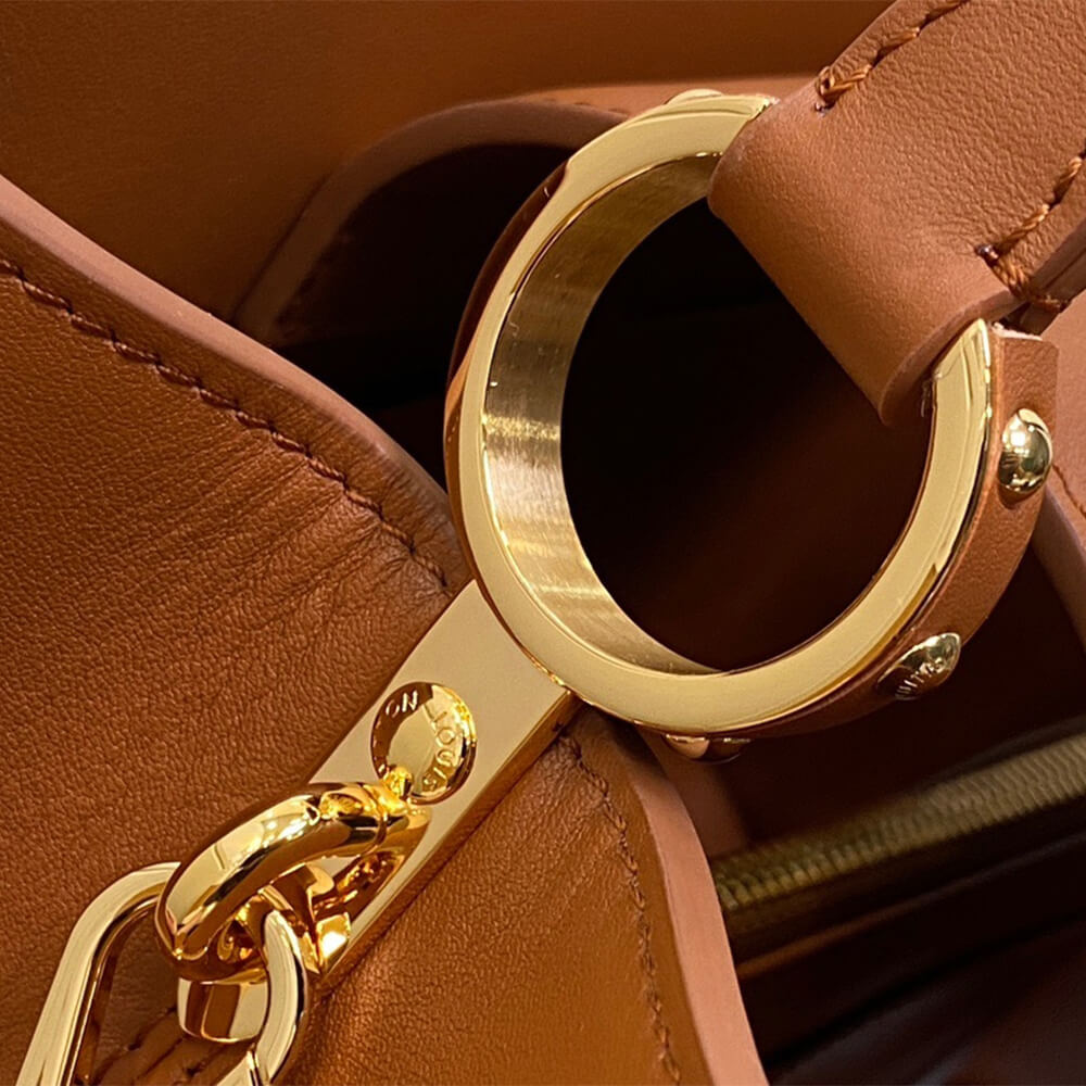 LV Capucines GM Souple - Image 6