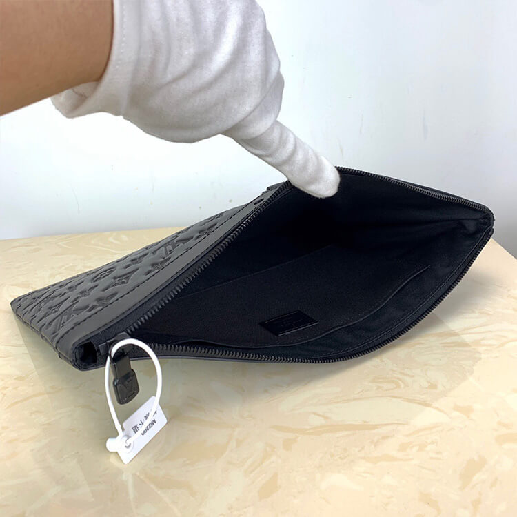 Black hardware LV Discovery Pochette - Image 6