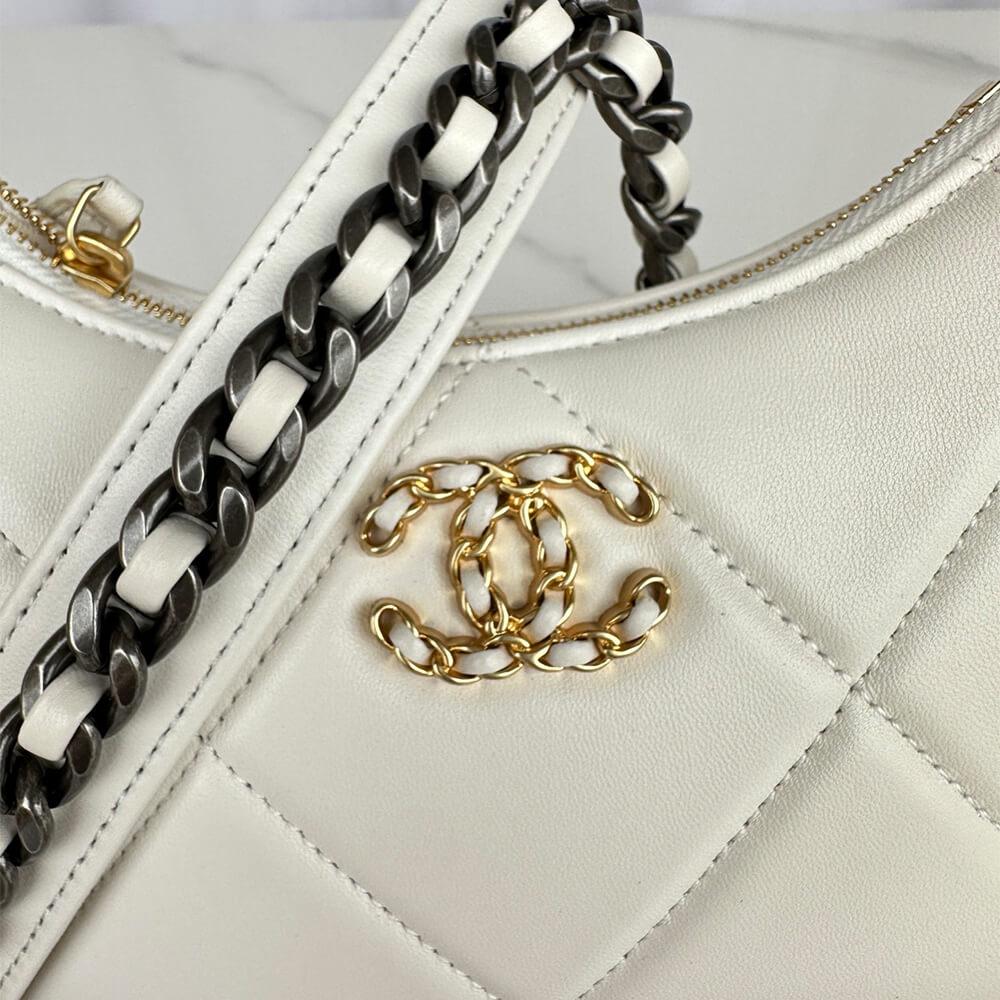 CHANEL 19 chain bag - Image 7