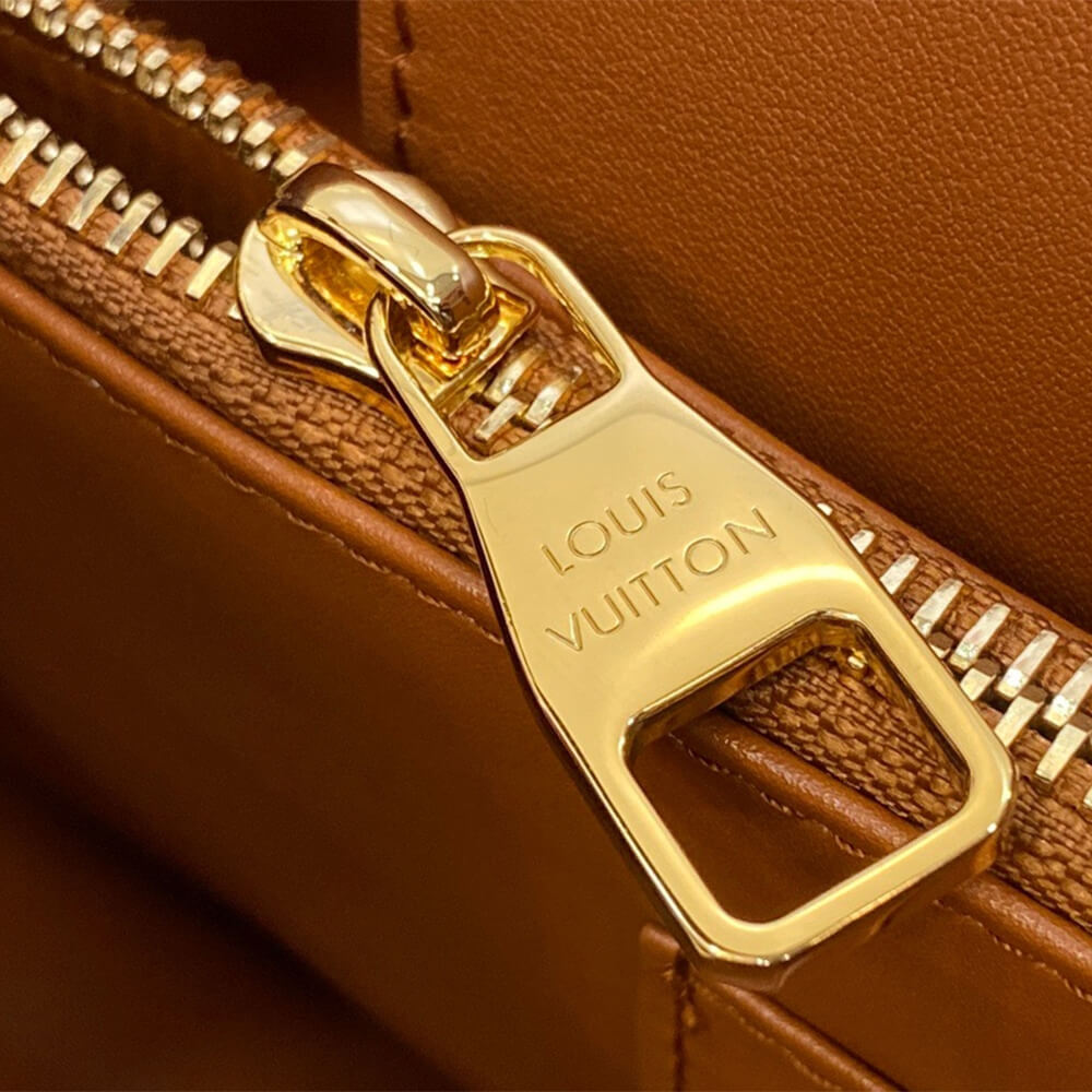 LV Capucines GM Souple - Image 7