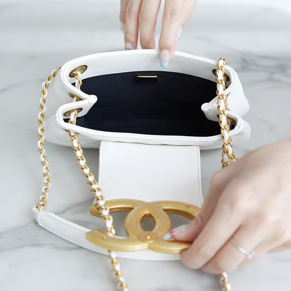 CHANEL Logo Round underarm bag - Image 8