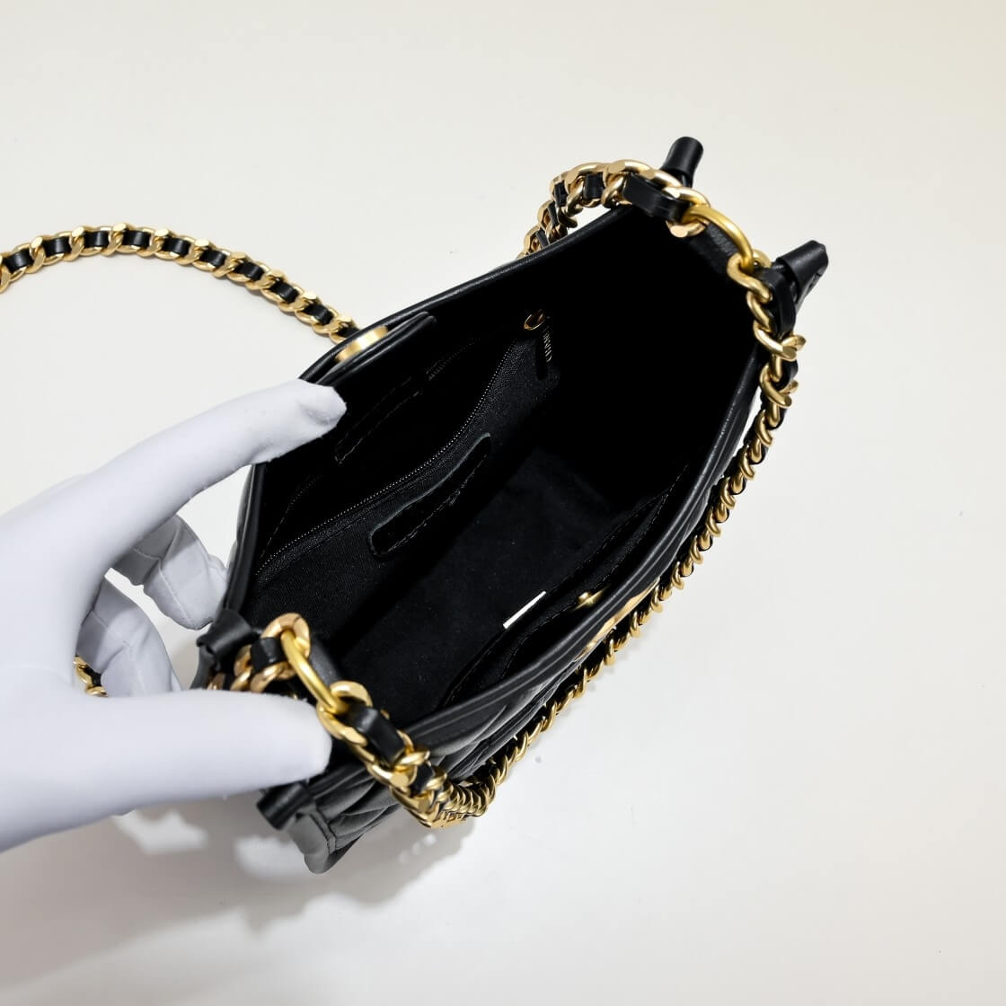 Chanel HOBO HANDBAG - Image 8