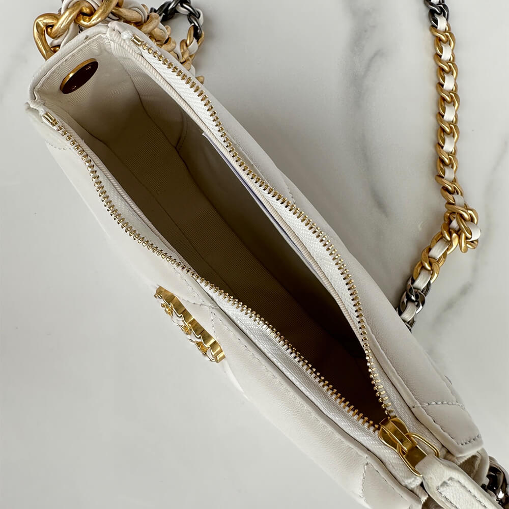 CHANEL 19 chain bag - Image 9