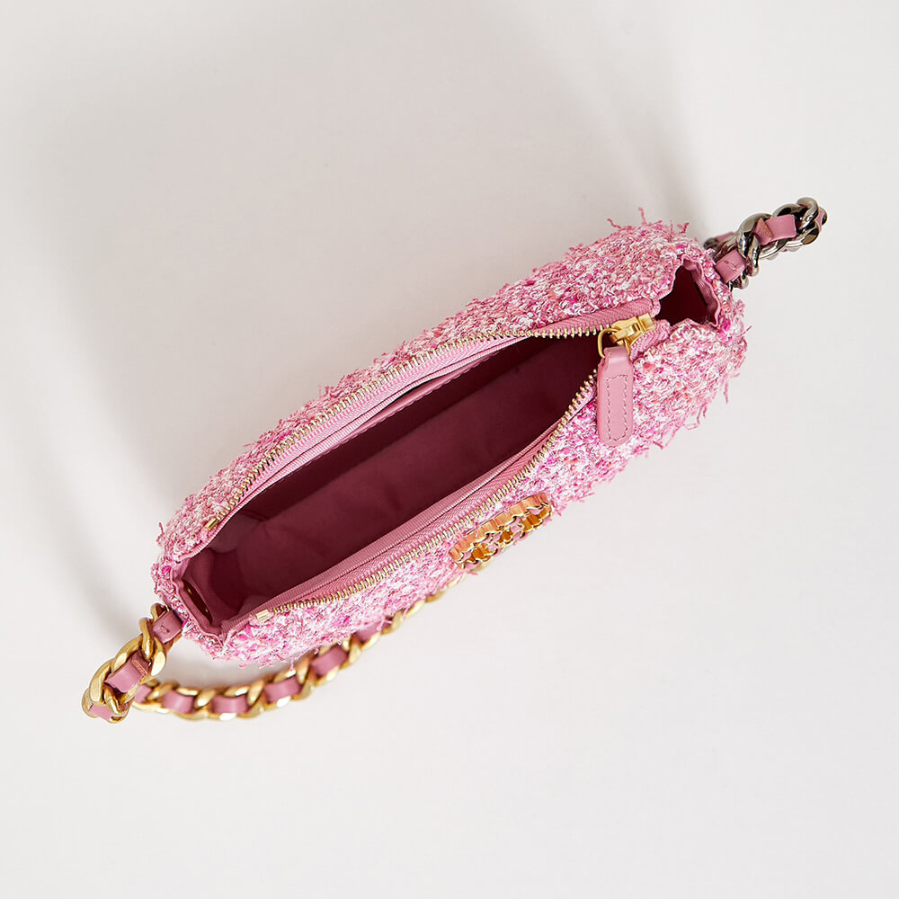 CHANEL 19 chain bag - Image 9