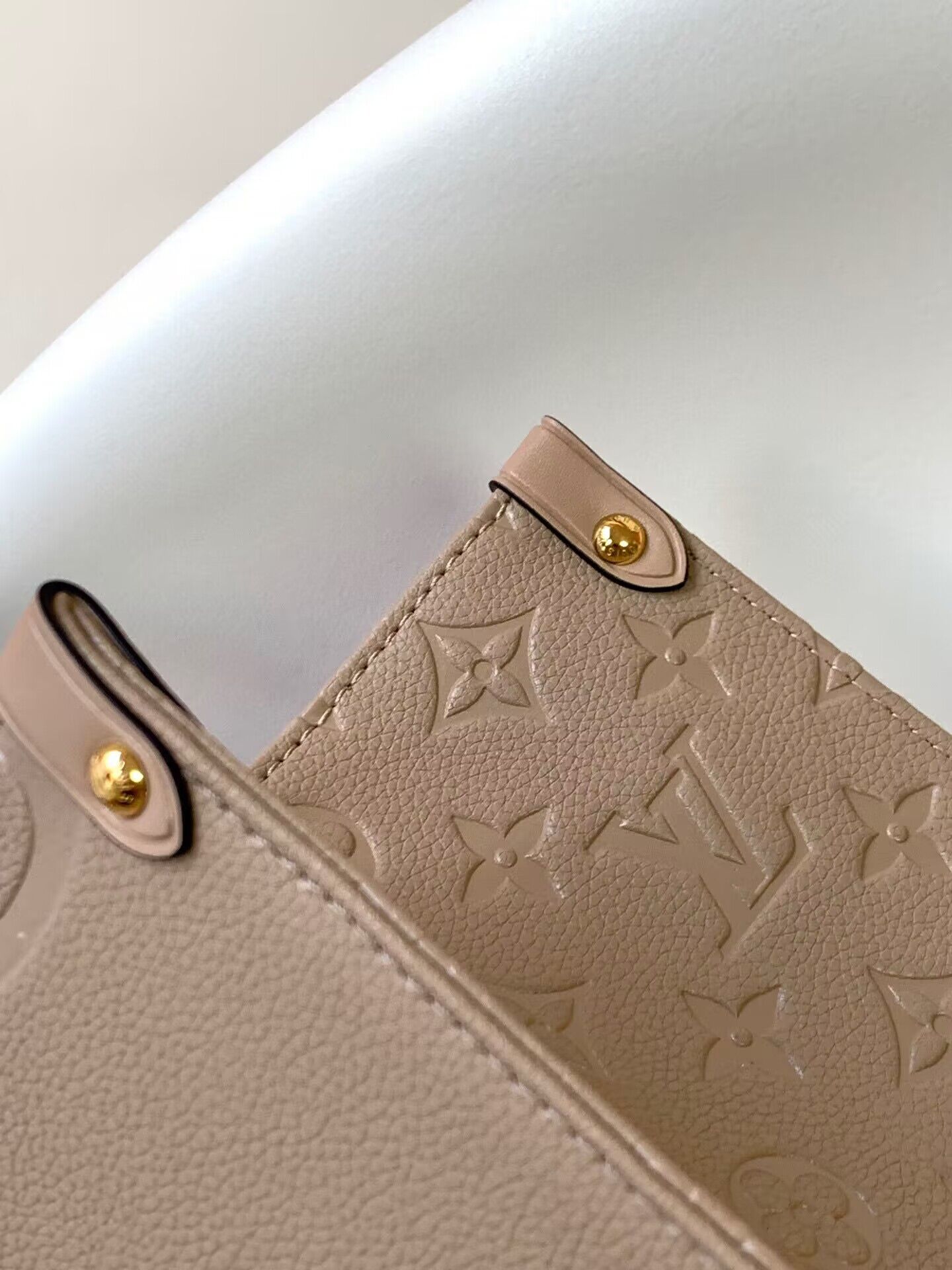 Louis Vuitton OnTheGo MM M46601 Gray Louis Vuitton OnTheGo MM M46601 Gray