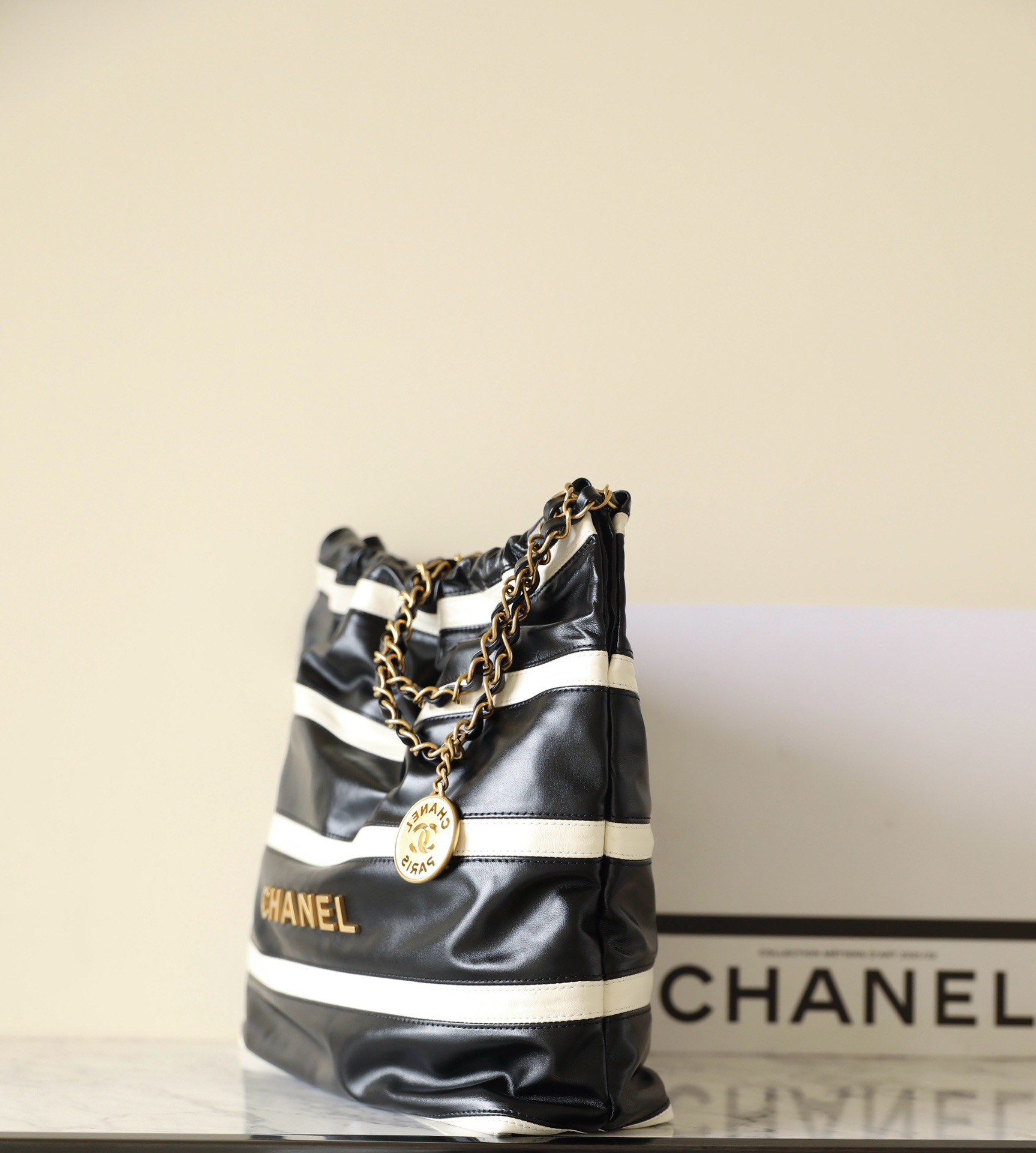 CHANEL 22 HANDBAG AS3260 Black&white CHANEL 22 HANDBAG AS3260 Black&white