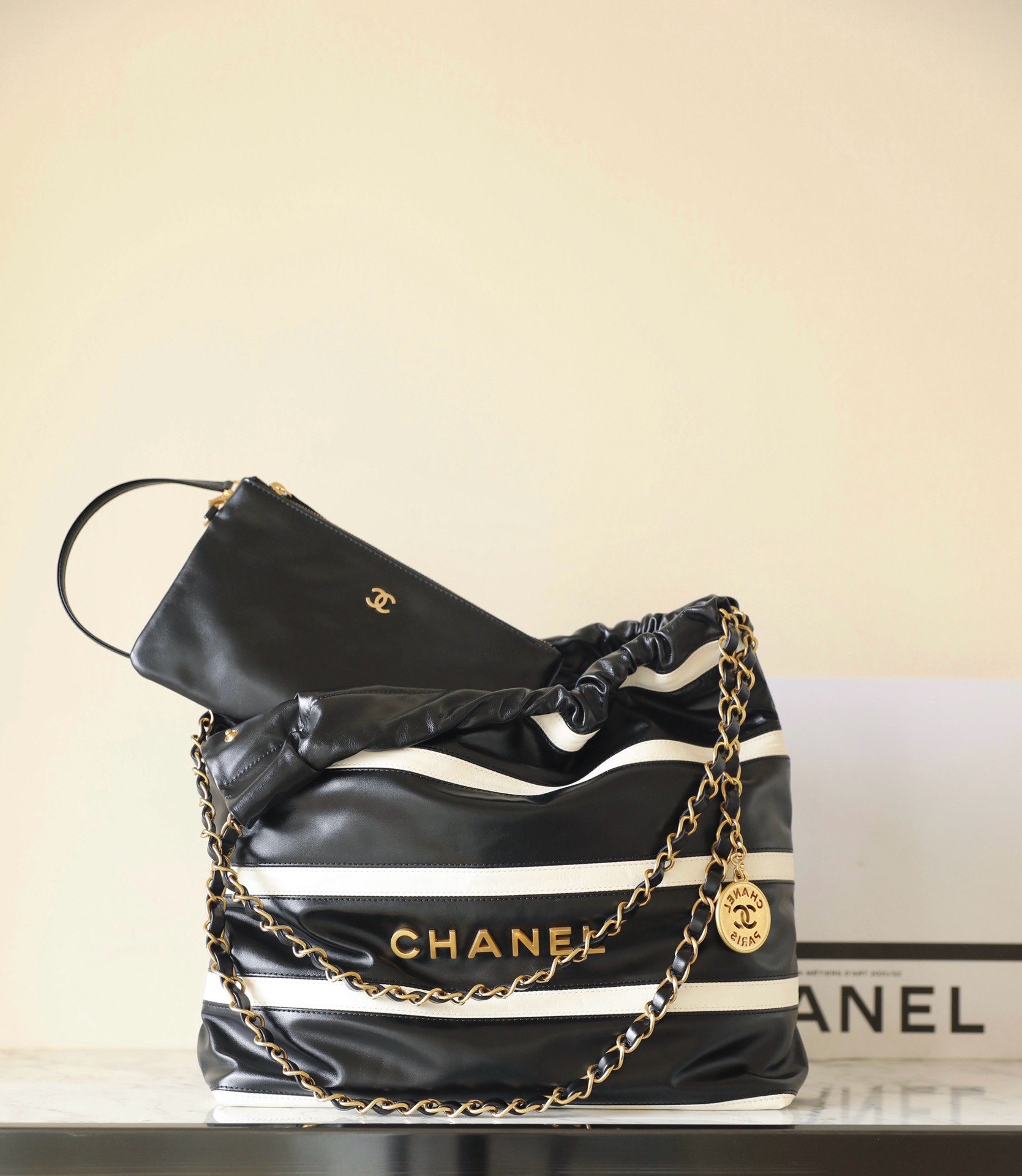CHANEL 22 HANDBAG AS3260 Black&white CHANEL 22 HANDBAG AS3260 Black&white
